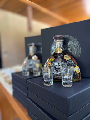 Kit Cachaça Cabaré Extra Premium 700ml Envelhecida 15 Anos